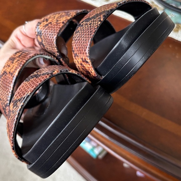 Brand New Aerosoles Leggenda Flatform Snakeskin Python Print Dual Band Sandals - Picture 11 of 16